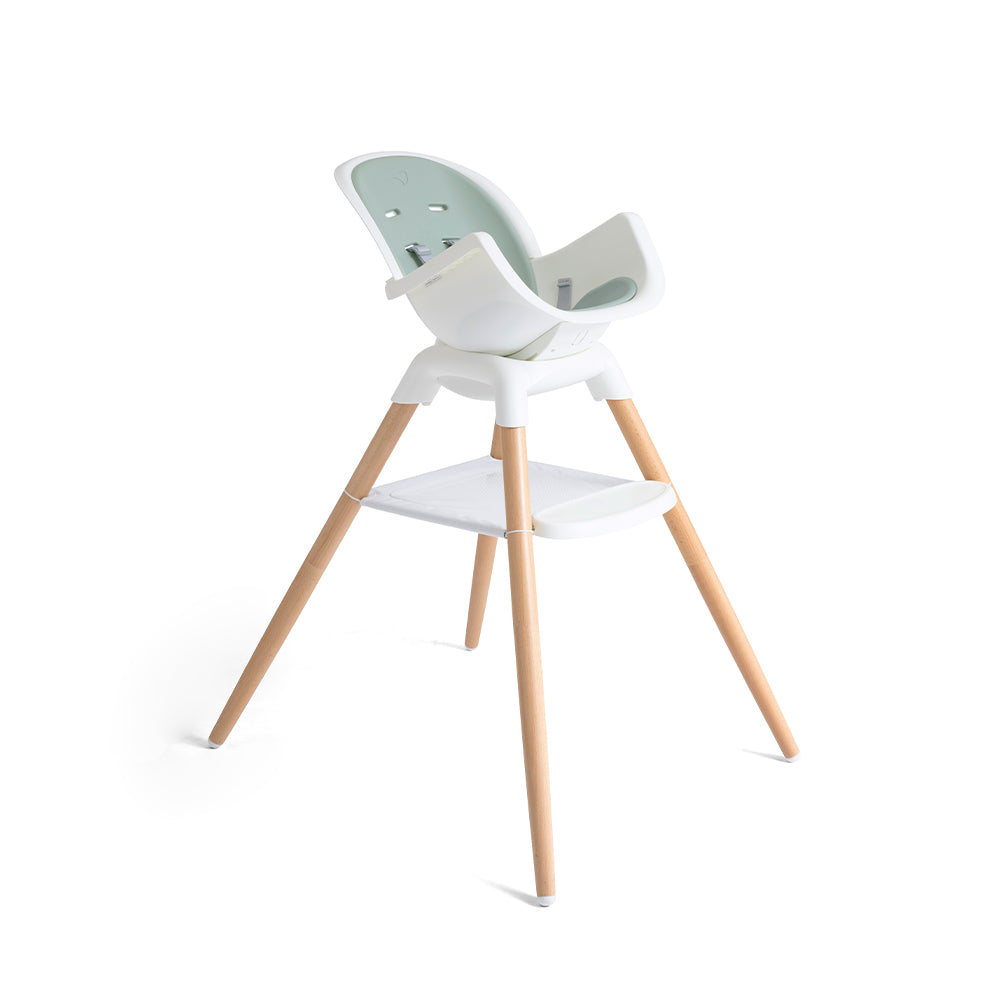 Cadeira de refeição Joie Chestnut, branca com assento verde-água, focada no encosto reclinado e arnês de segurança de 5 pontos.