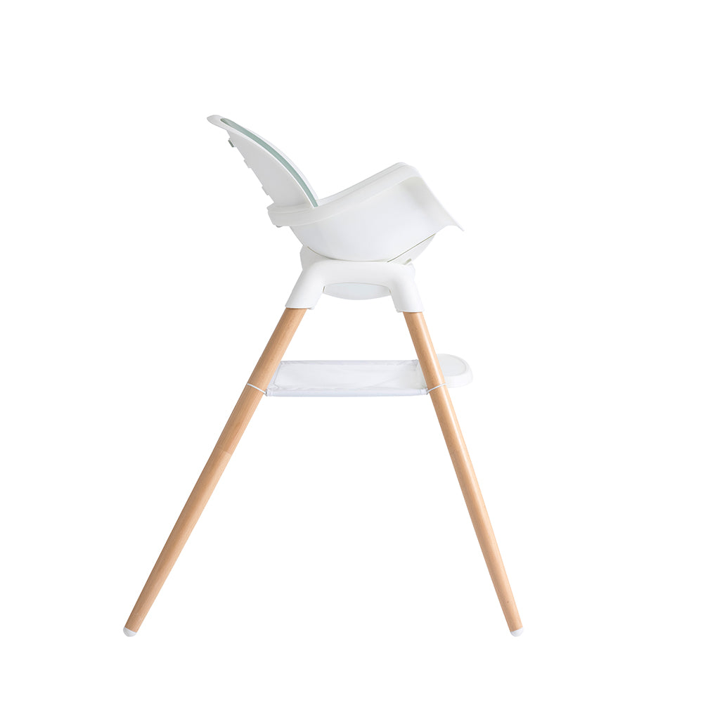 Vista lateral da cadeira de refeição Joie Chestnut, evidenciando a inclinação do encosto e a prateleira de arrumação em tecido sob a bandeja.