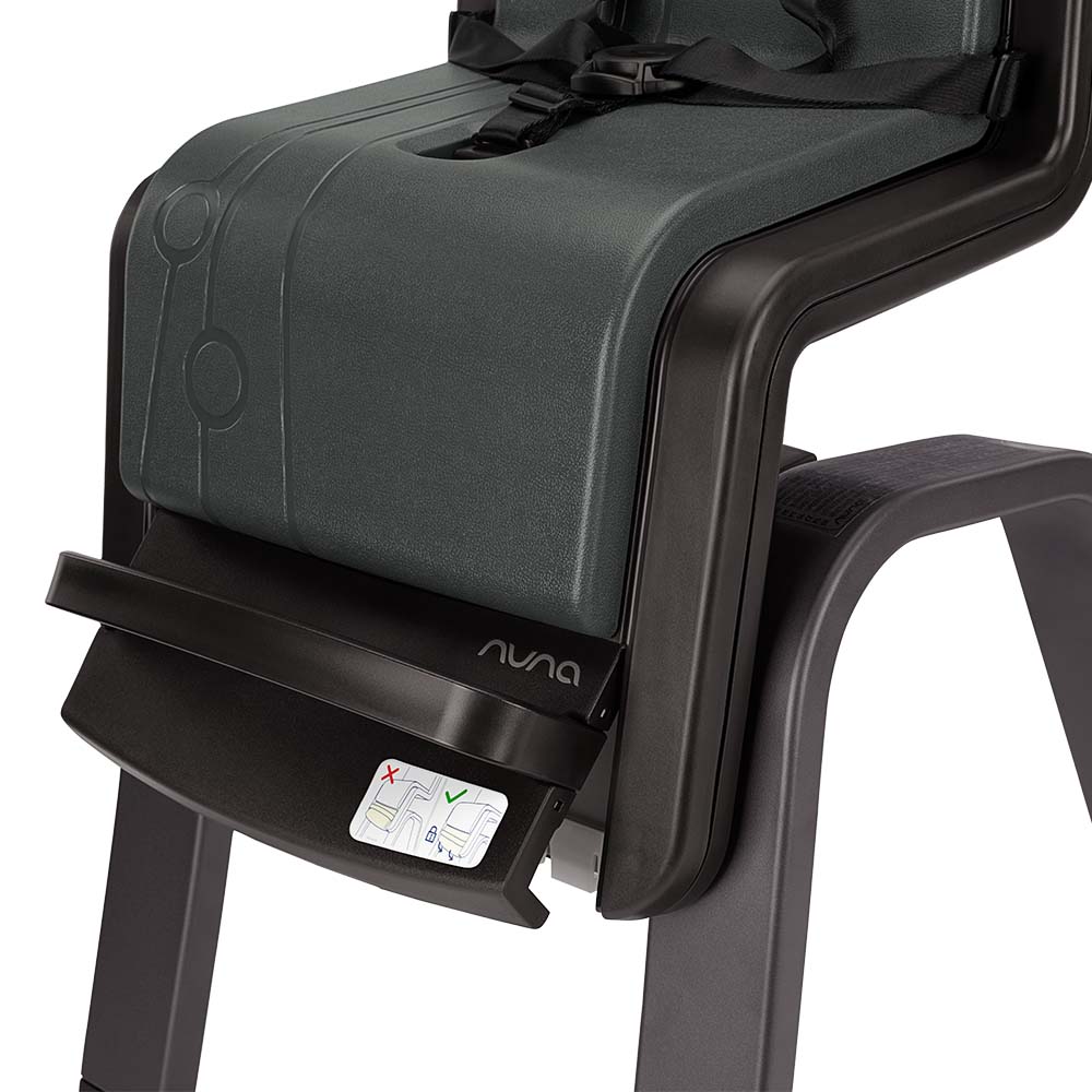 Detalhe da base da cadeira de refeição Nuna ZAAZ, mostrando o mecanismo de ajuste de altura com indicadores visuais de bloqueio/desbloqueio.