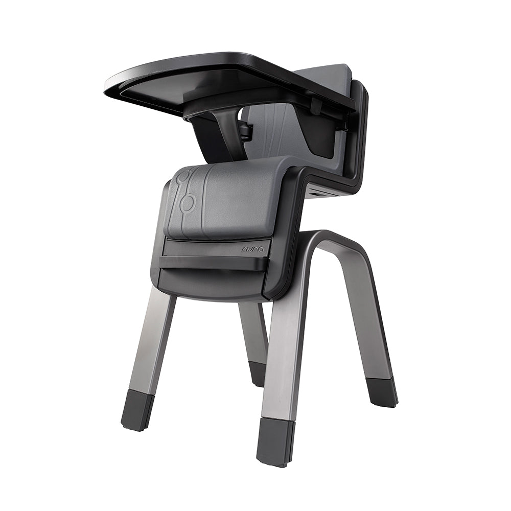 Cadeira de refeição Nuna ZAAZ em ângulo, destacando a estrutura robusta e o tabuleiro de refeição ajustável.