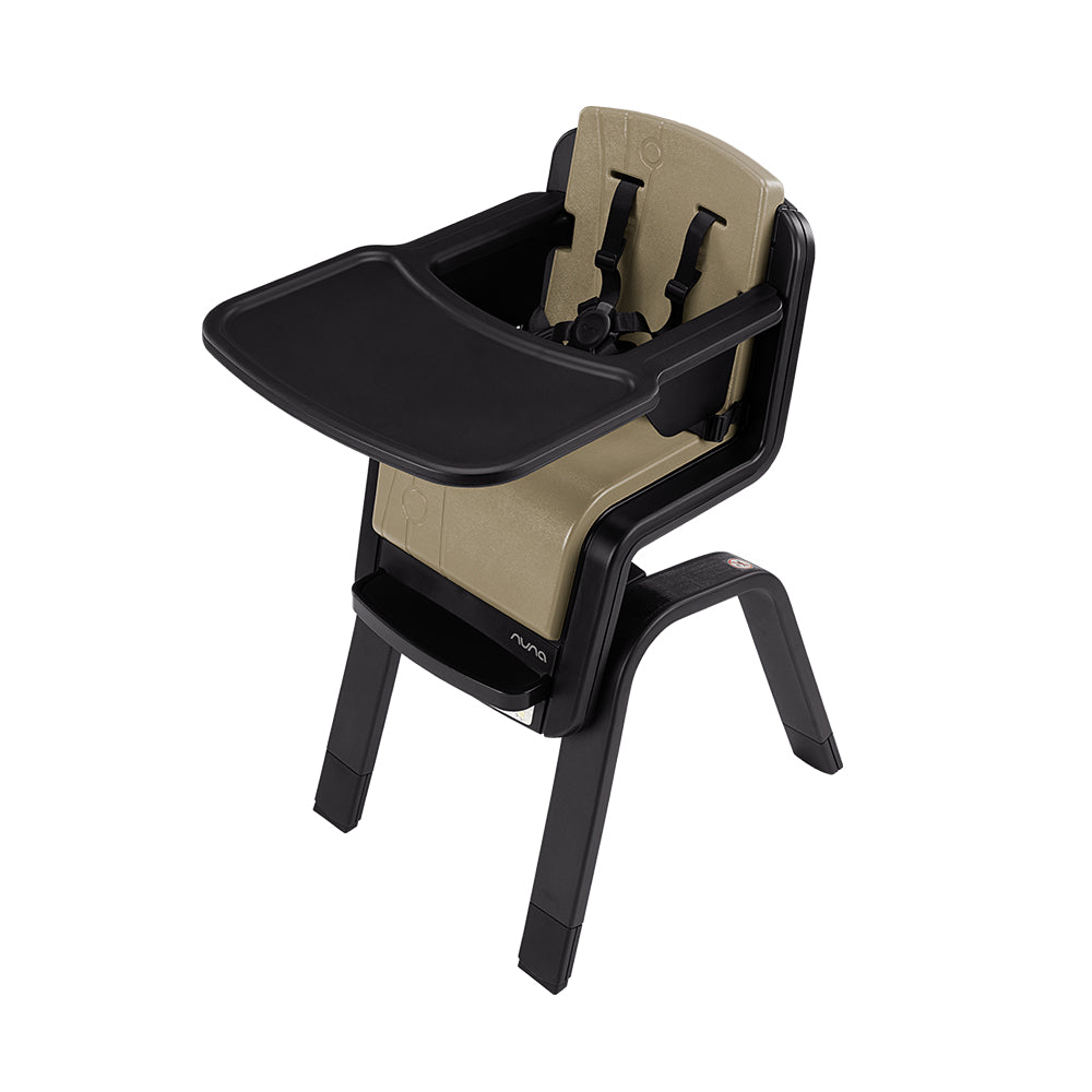 Imagem da cadeira Nuna ZAAZ com o arnês de cinco pontos visível, garantindo a máxima segurança para o bebé durante as refeições.