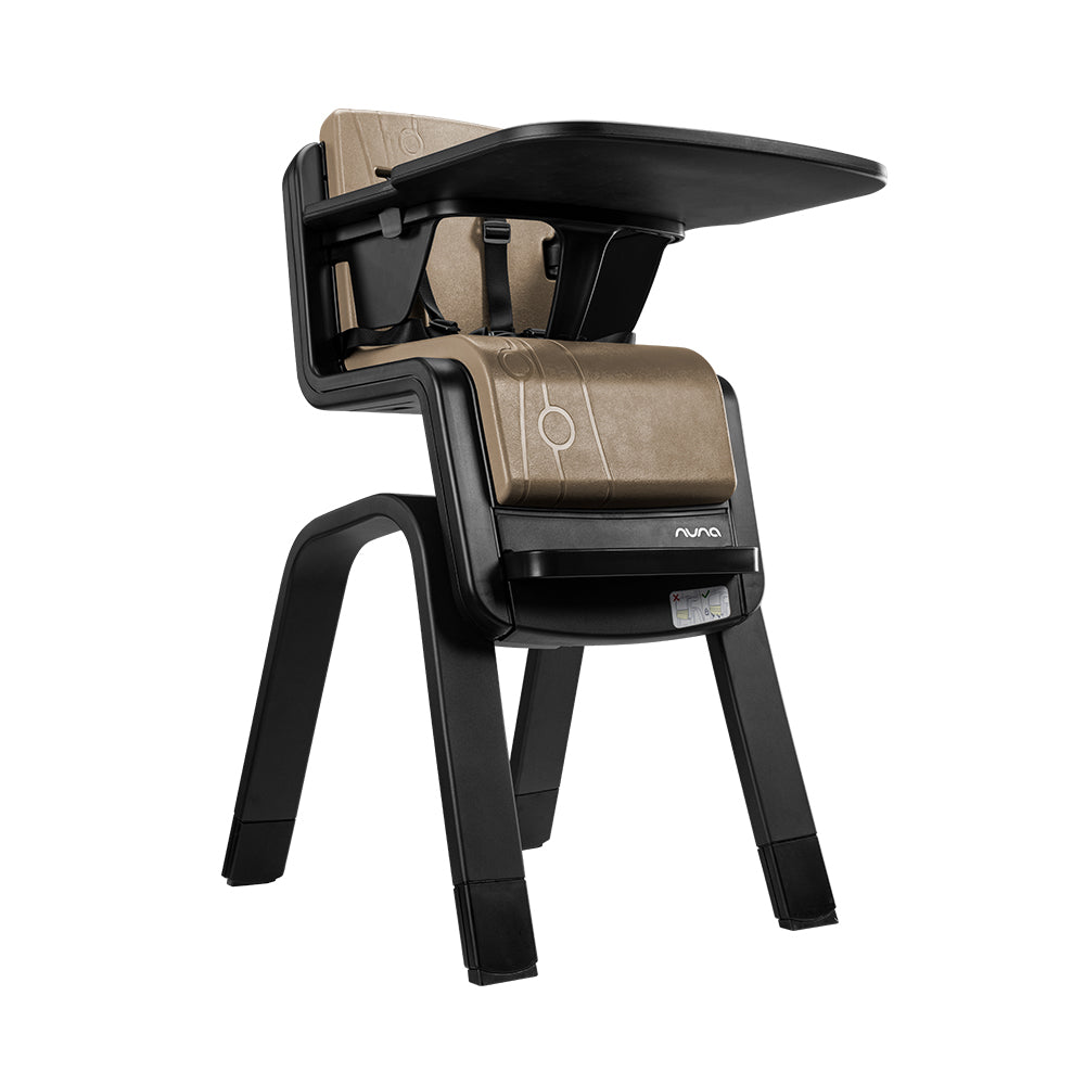 Cadeira de refeição Nuna ZAAZ em cor branca, ajustada em altura média, com arnês de 5 pontos e almofada de assento instalada. Design moderno e minimalista.