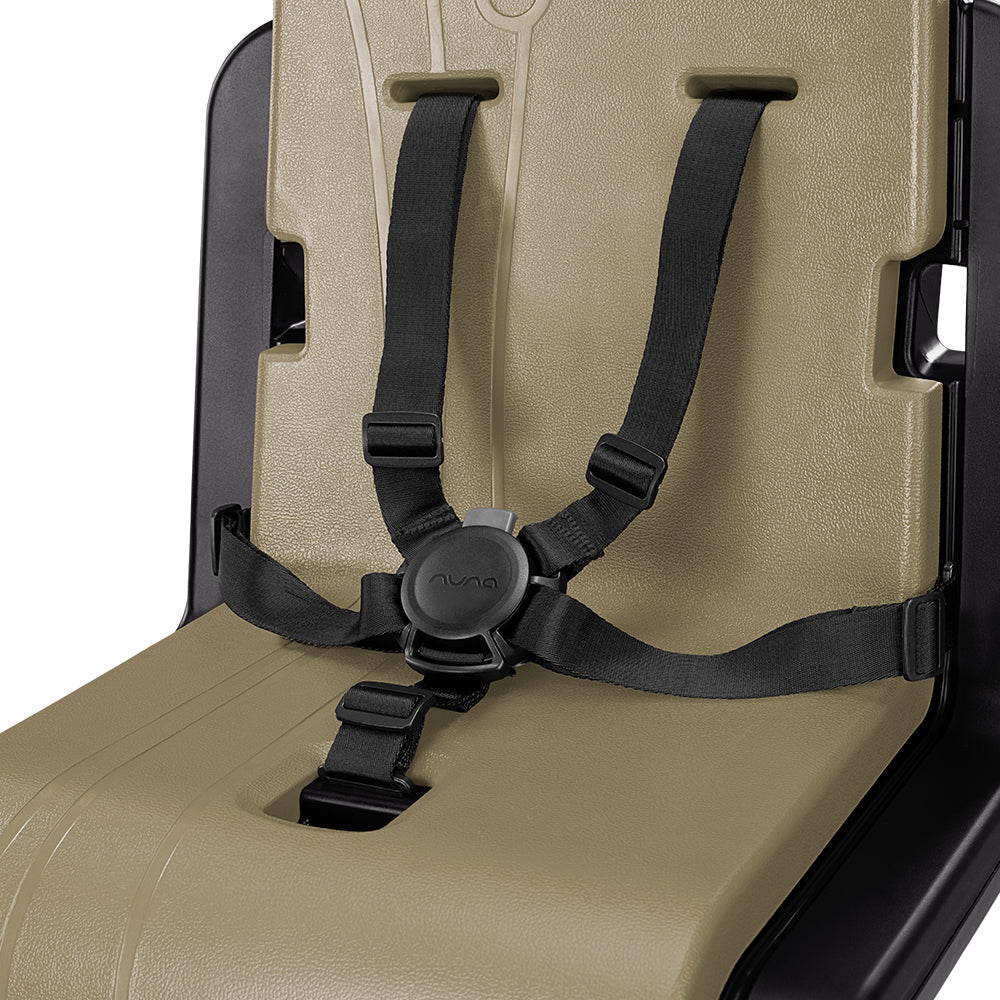 Cadeira de refeição Nuna ZAAZ branca, moderna e ajustável, vista de frente, com arnês de 5 pontos visível.