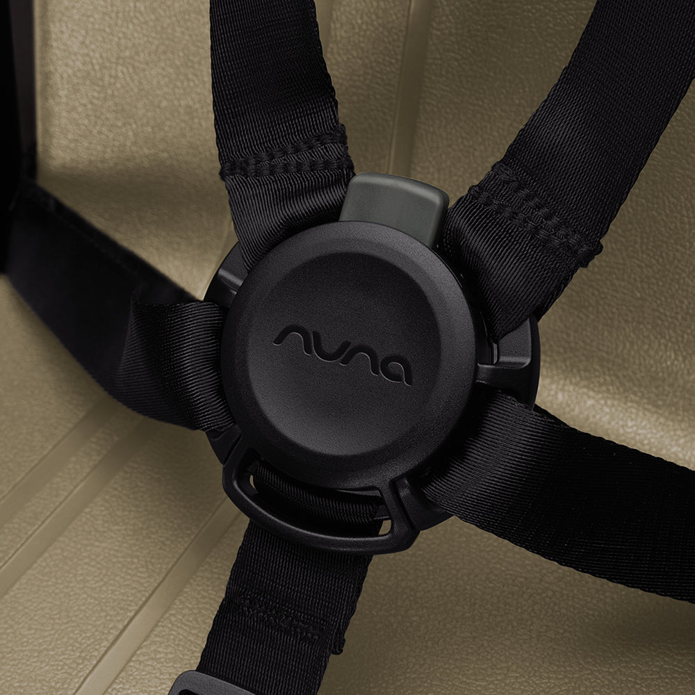 Detalhe do elevador escondido na base da cadeira Nuna ZAAZ, mostrando o mecanismo de ajuste de altura fácil e discreto.