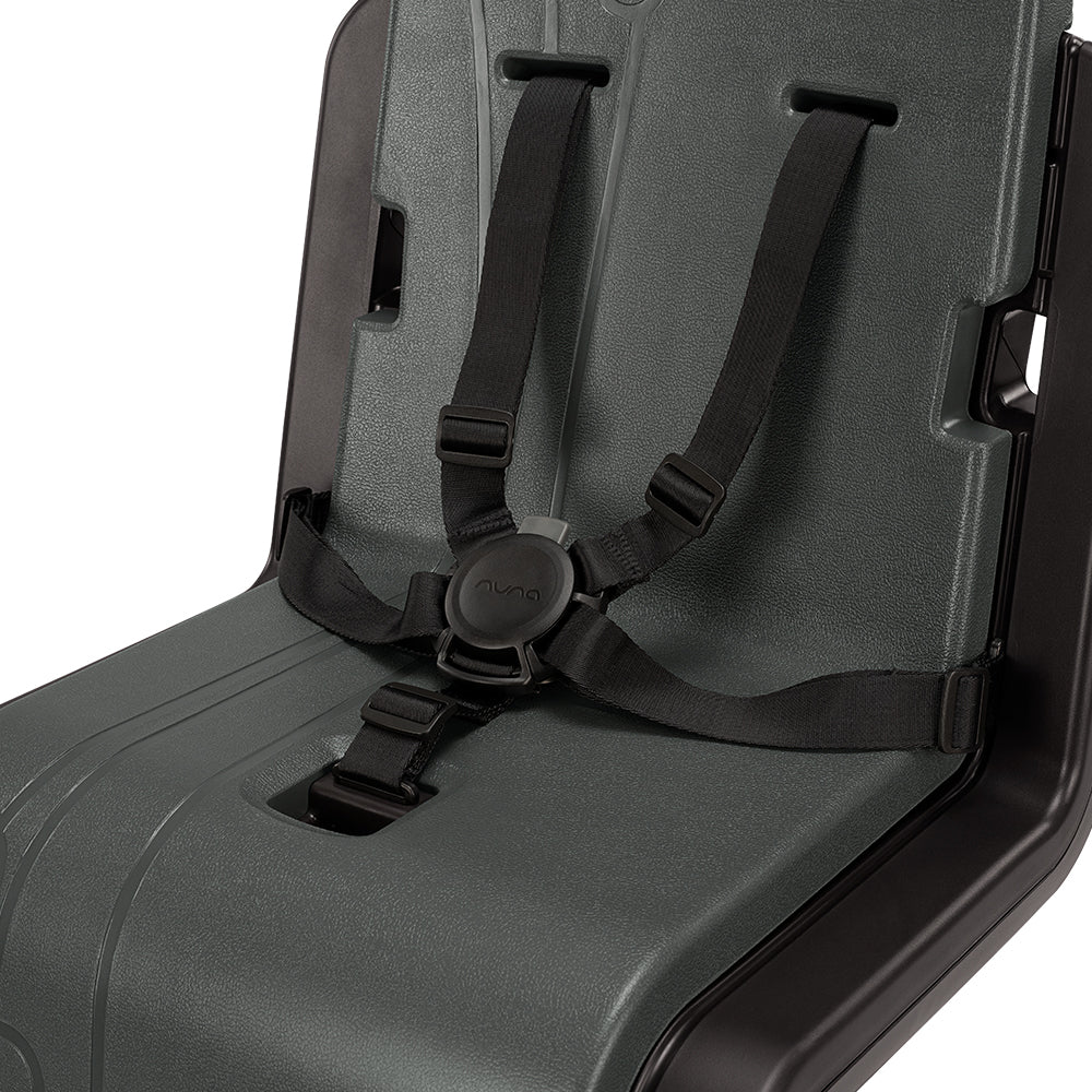 Cadeira Nuna ZAAZ em cor escura (cinzenta/preta) com bandeja removível instalada, pronta para a refeição do bebé.