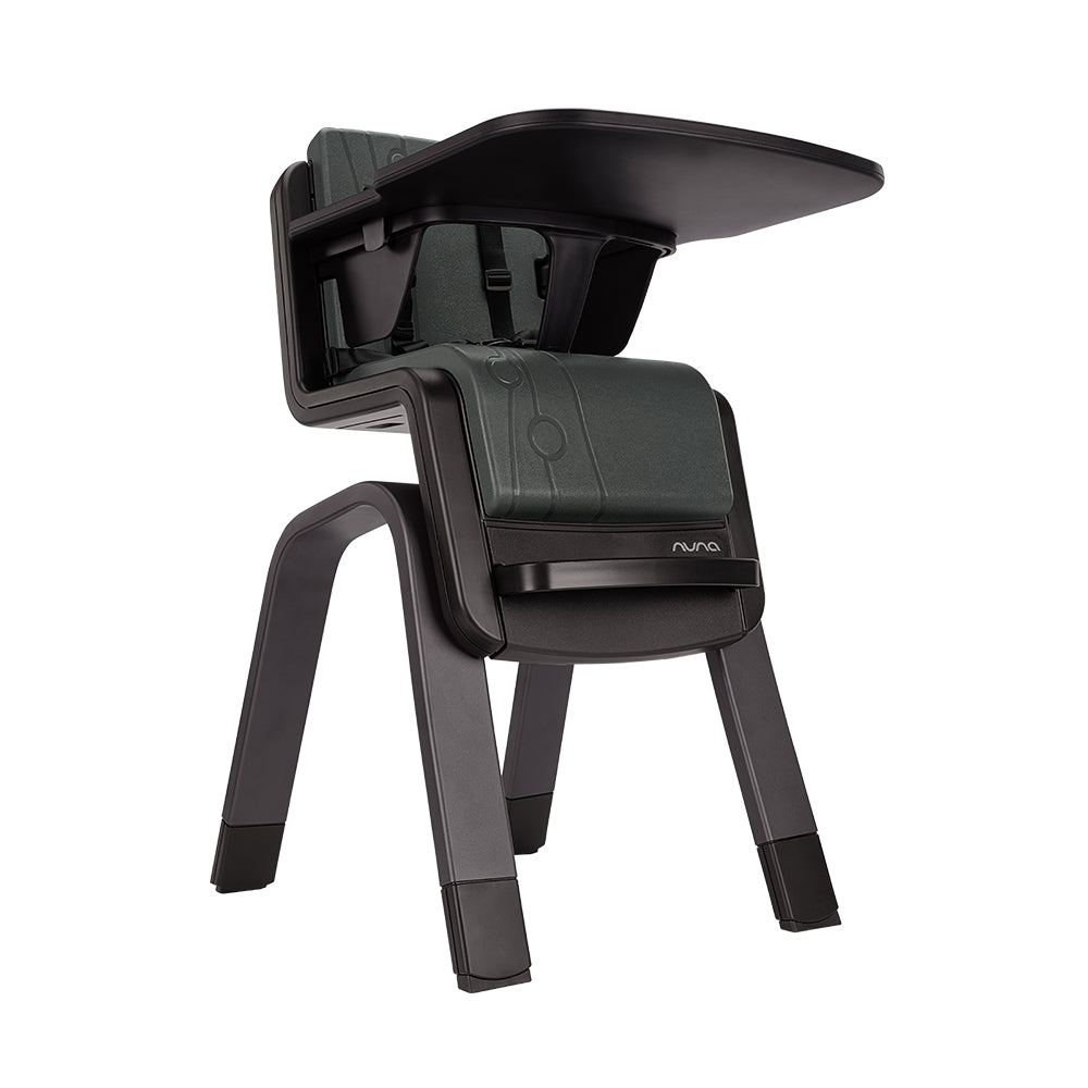 Cadeira de refeição Nuna ZAAZ completa, em perspetiva, com assento acolchoado e base estável, ideal para refeições.