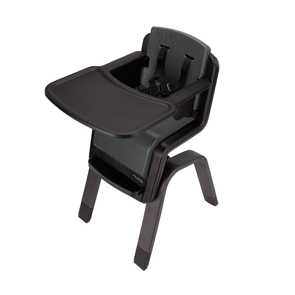 Vista lateral da cadeira de refeição Nuna ZAAZ, destacando o mecanismo de ajuste de altura escondido no apoio para os pés.