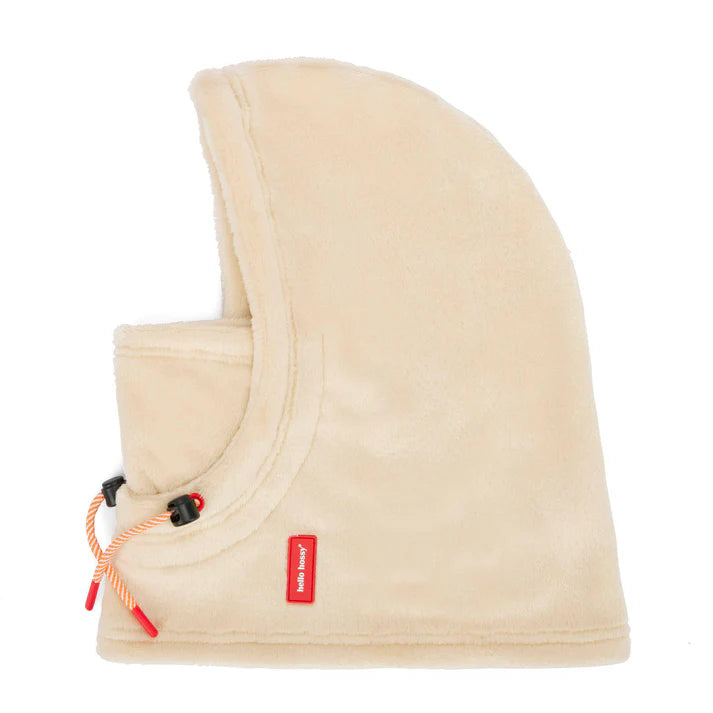 Vista lateral do gorro com gola Hello Hossy Warmy Cream, exibindo o design do capuz e a etiqueta da marca.