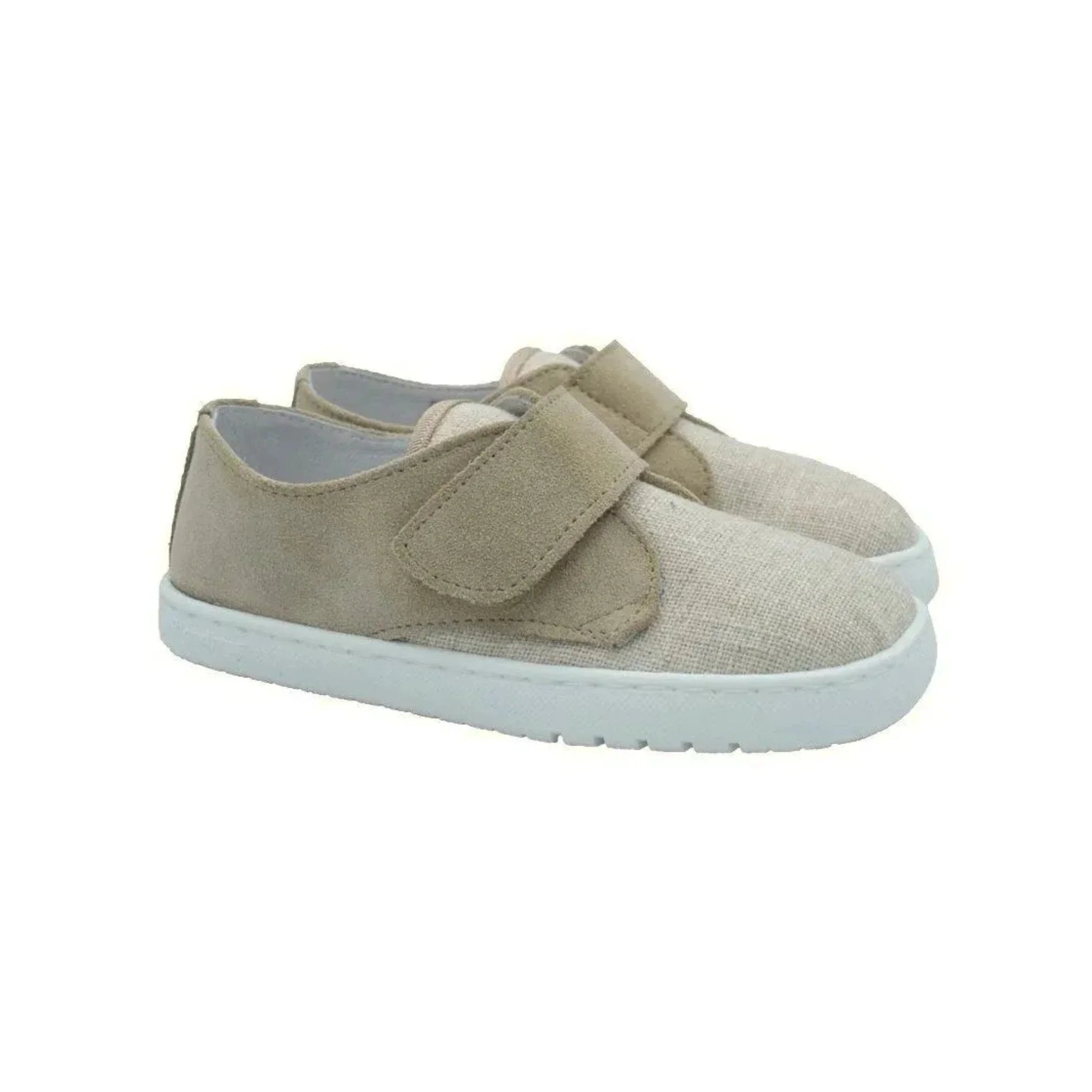 Calçado barefoot Blanditos by Crio's em tom beige, com fecho em velcro largo, sola branca antiderrapante e parte superior em tecido respirável. Design minimalista e anatómico para promover o desenvolvimento natural dos pés.