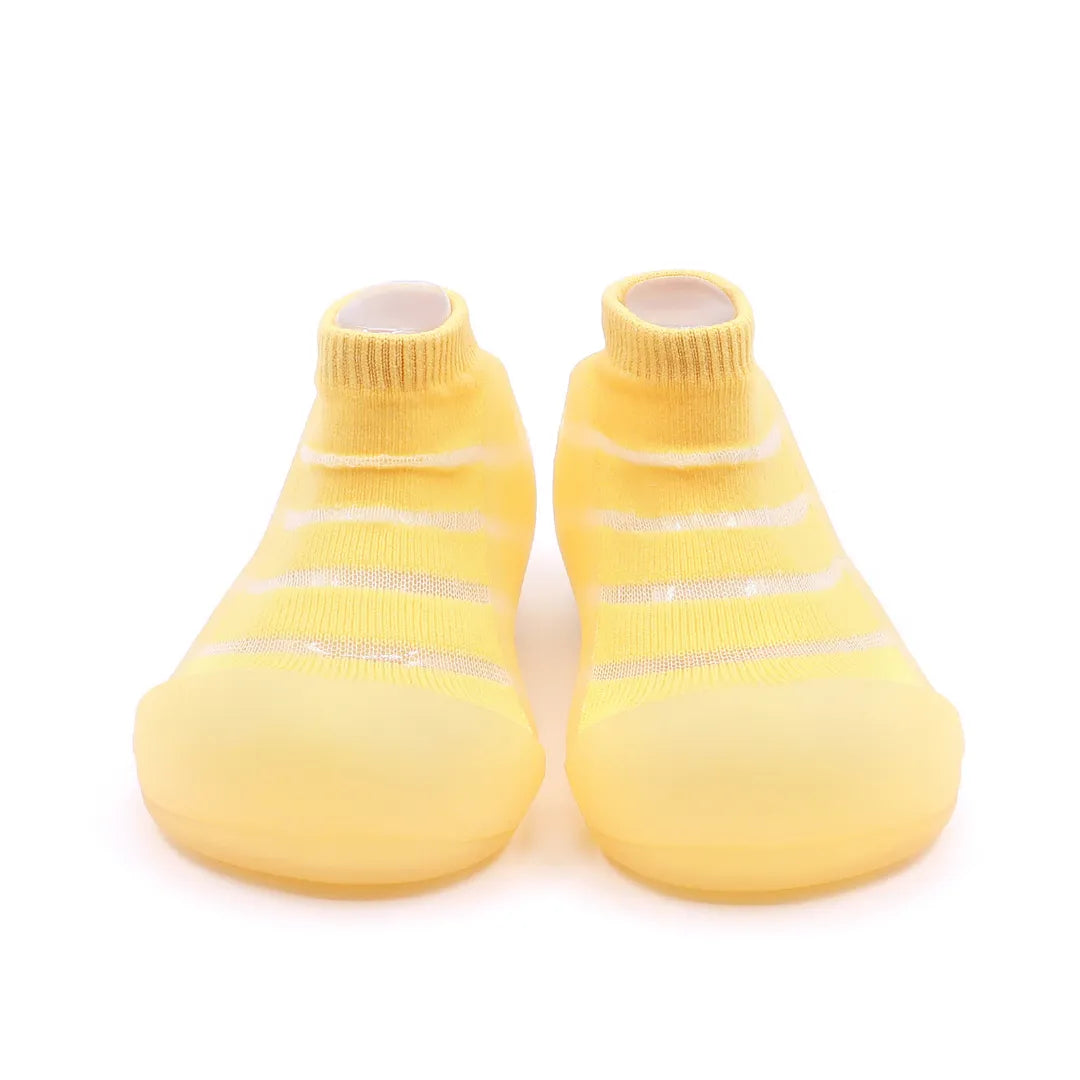 Par de calçado barefoot Attipas See Through Yellow, em amarelo transparente, com tiras de ventilação e sola flexível para máxima respirabilidade.