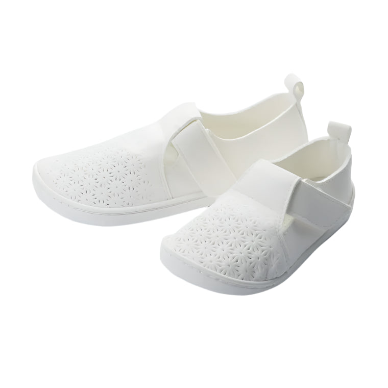 Par de calçado barefoot branco com design troquelado, sola flexível e fecho em velcro. Modelo respeitador e anatómico para crianças.