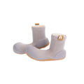 Calcado barefoot Label Grey Attipas em tons de cinza, com sola antiderrapante camel e detalhe em tecido macio e flexivel.