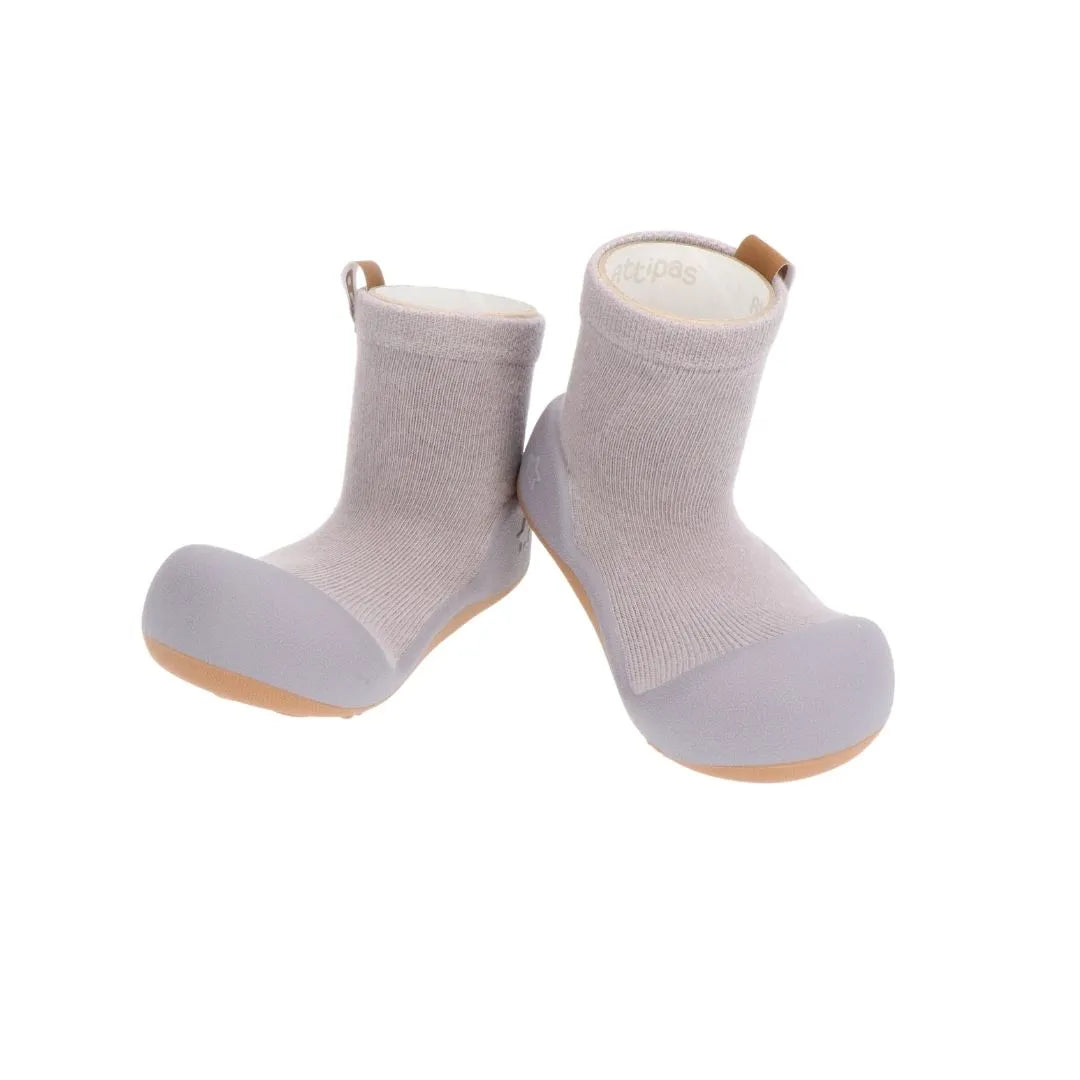 Calcado barefoot Label Grey Attipas em tons de cinza, com sola antiderrapante camel e detalhe em tecido macio e flexivel.