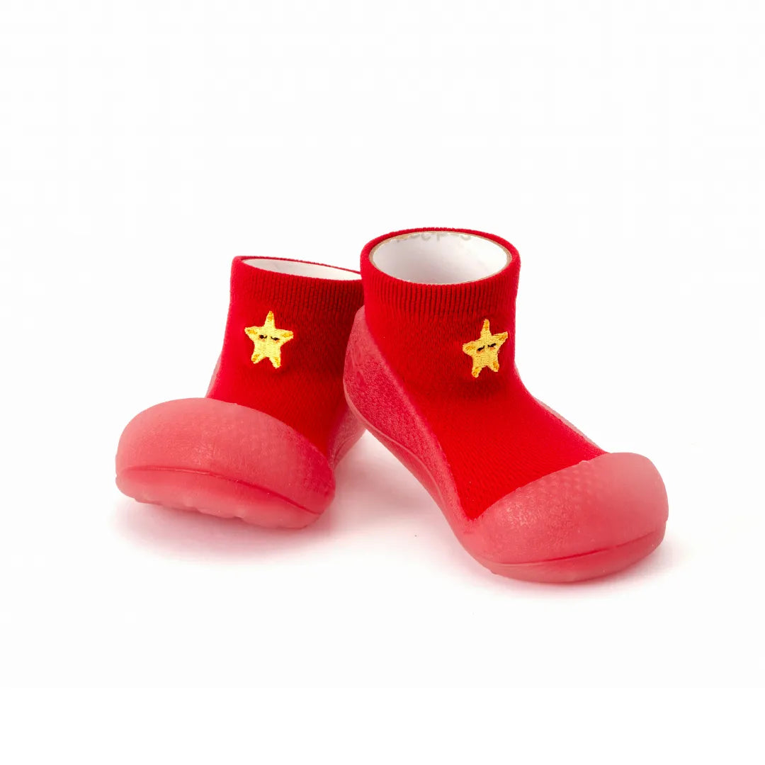 Par de calçado barefoot Cool Summer Red em vermelho vivo com detalhe de estrela amarela, sola flexível e design ergonómico.