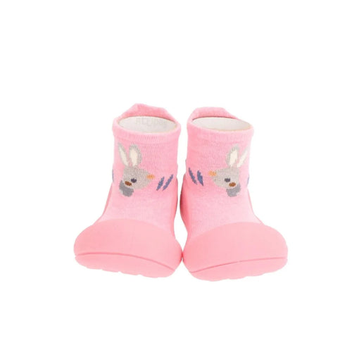 Calcado barefoot Woodland Pink Rabbit Attipas em tom rosa, com ilustracao de coelho na frente e sola flexivel antiderrapante.