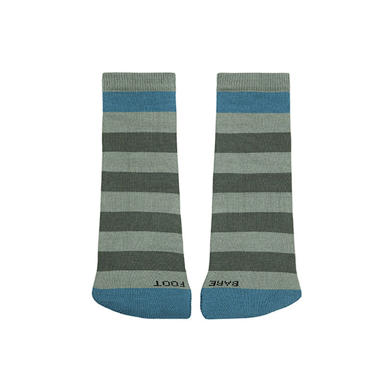 Par de meias Condor barefoot com riscas horizontais em tons de verde, cinzento e azul, vistas de frente, exibindo a forma ampla para os dedos.