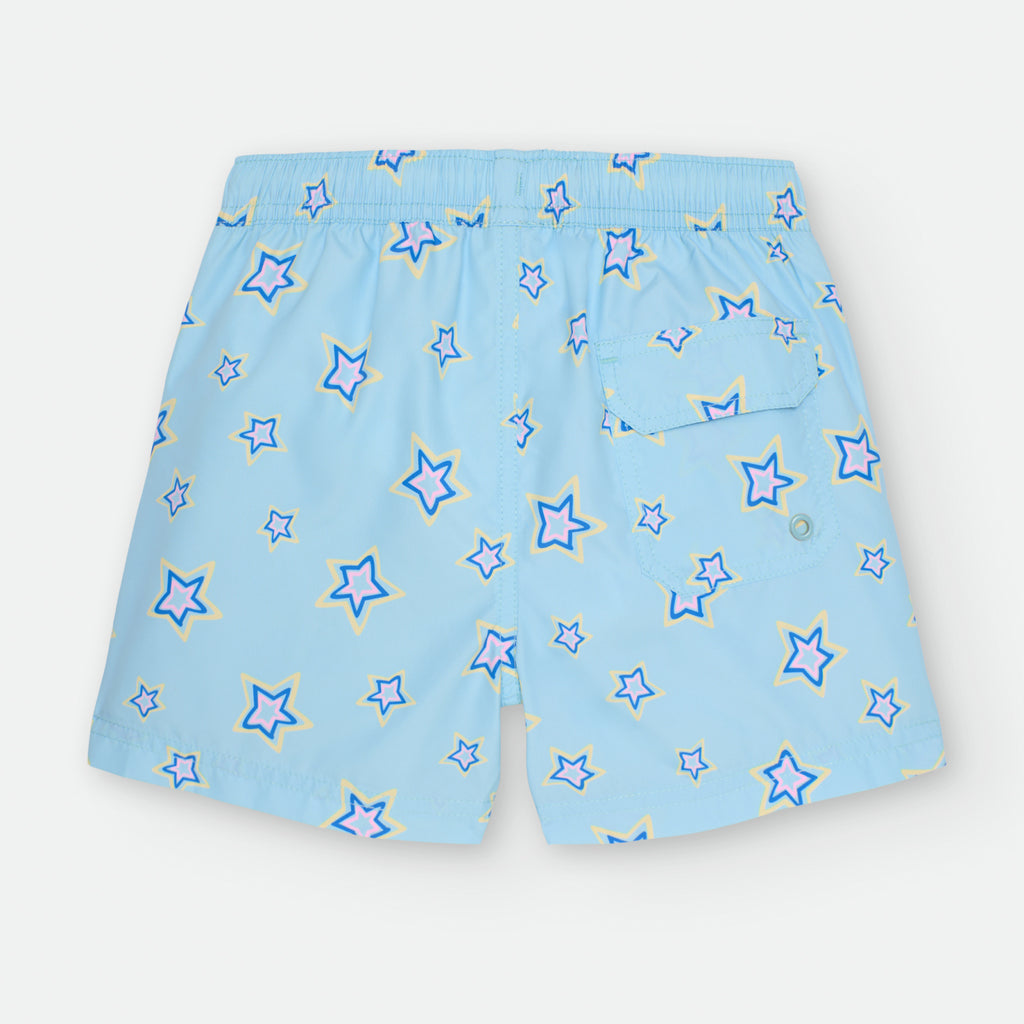 Calções de praia para criança com estampado de estrelas, detalhe do bolso traseiro com velcro, vista de costas.
