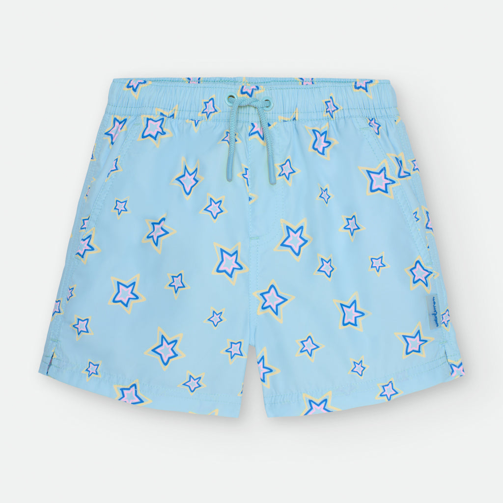 Calções de praia para criança com estampado de estrelas coloridas em fundo azul claro, vista frontal.