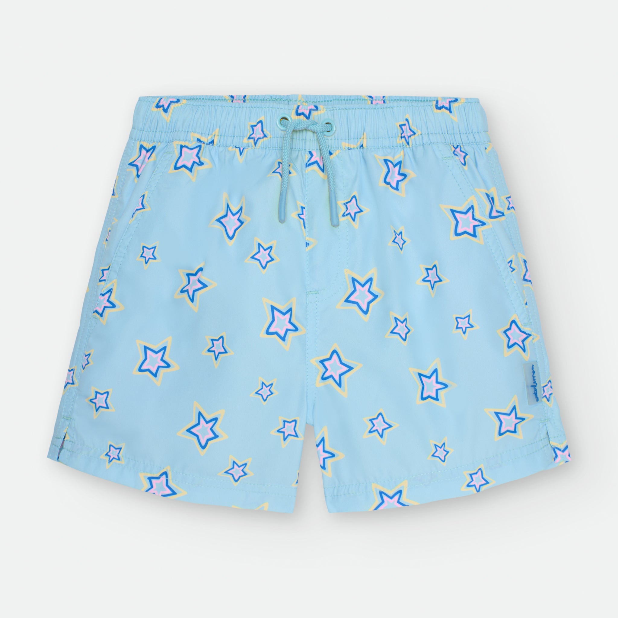 Calções de praia para criança com estampado de estrelas coloridas em fundo azul claro, vista frontal.