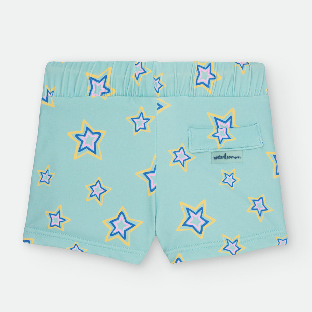 Calções de praia para criança com padrão de estrelas e bolso traseiro decorativo, vista posterior.