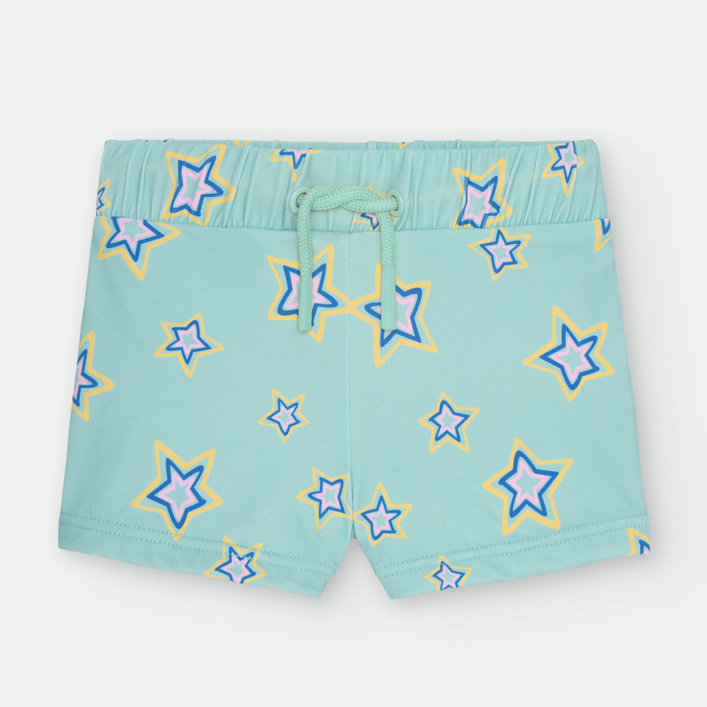 Calções de praia para criança com padrão de estrelas multicoloridas sobre fundo verde, vista frontal.