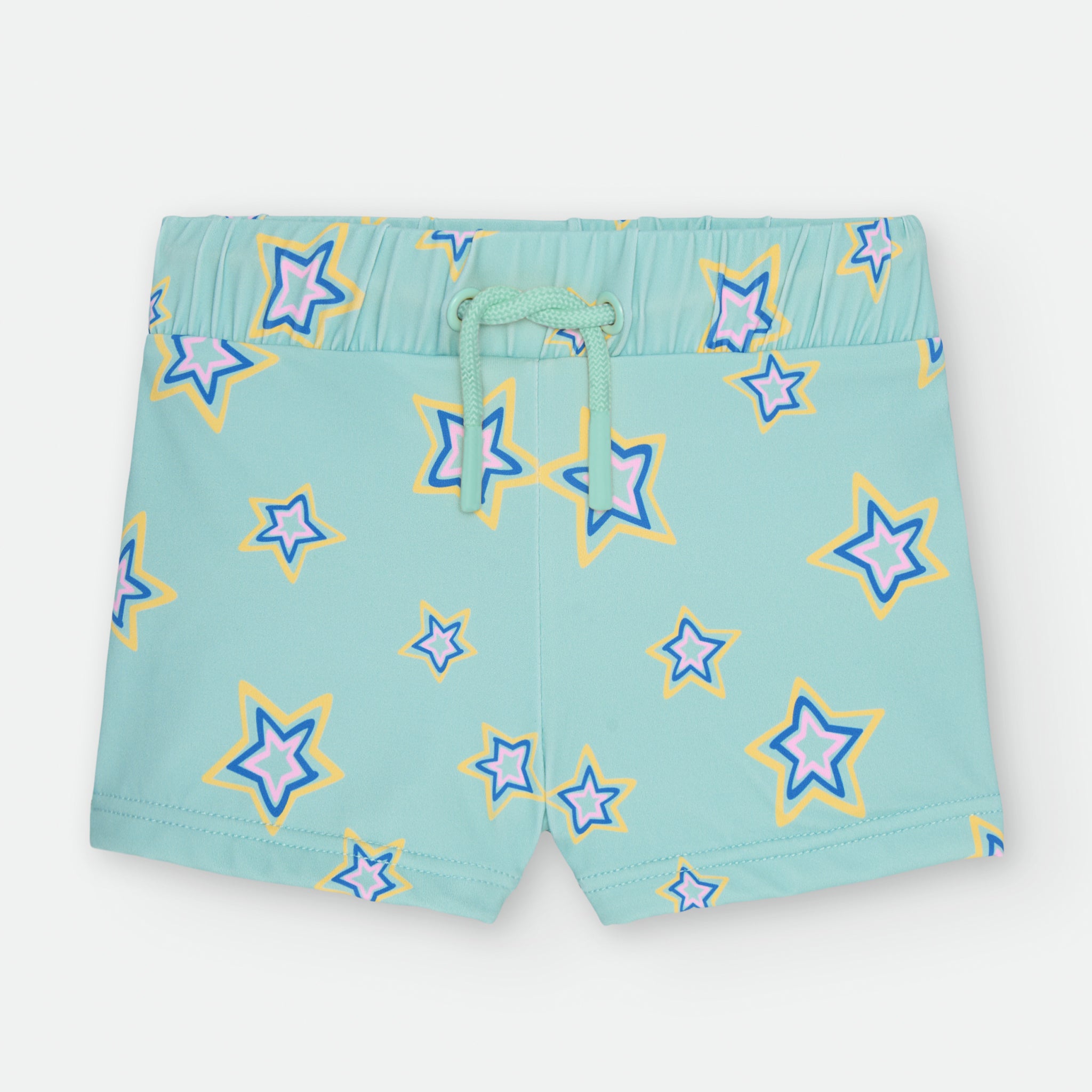 Calções de praia para criança com padrão de estrelas multicoloridas sobre fundo verde, vista frontal.