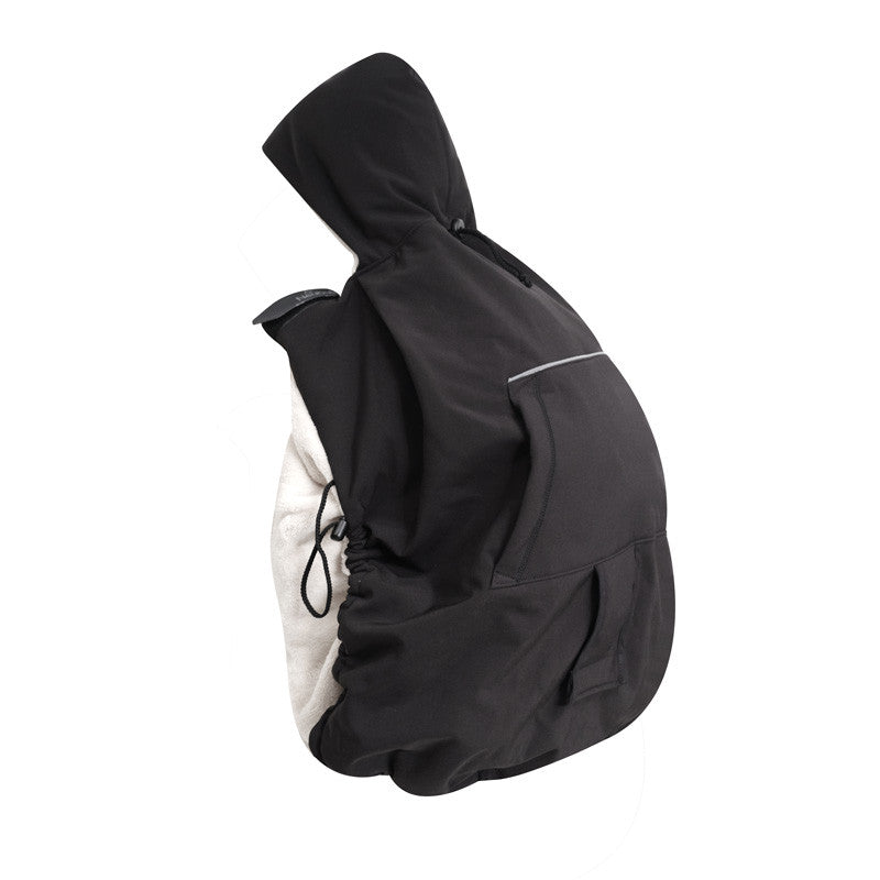 Capa de babywearing Neobulle preta, dupla face, com capuz ajustável e bolso frontal para aquecer as mãos dos pais.