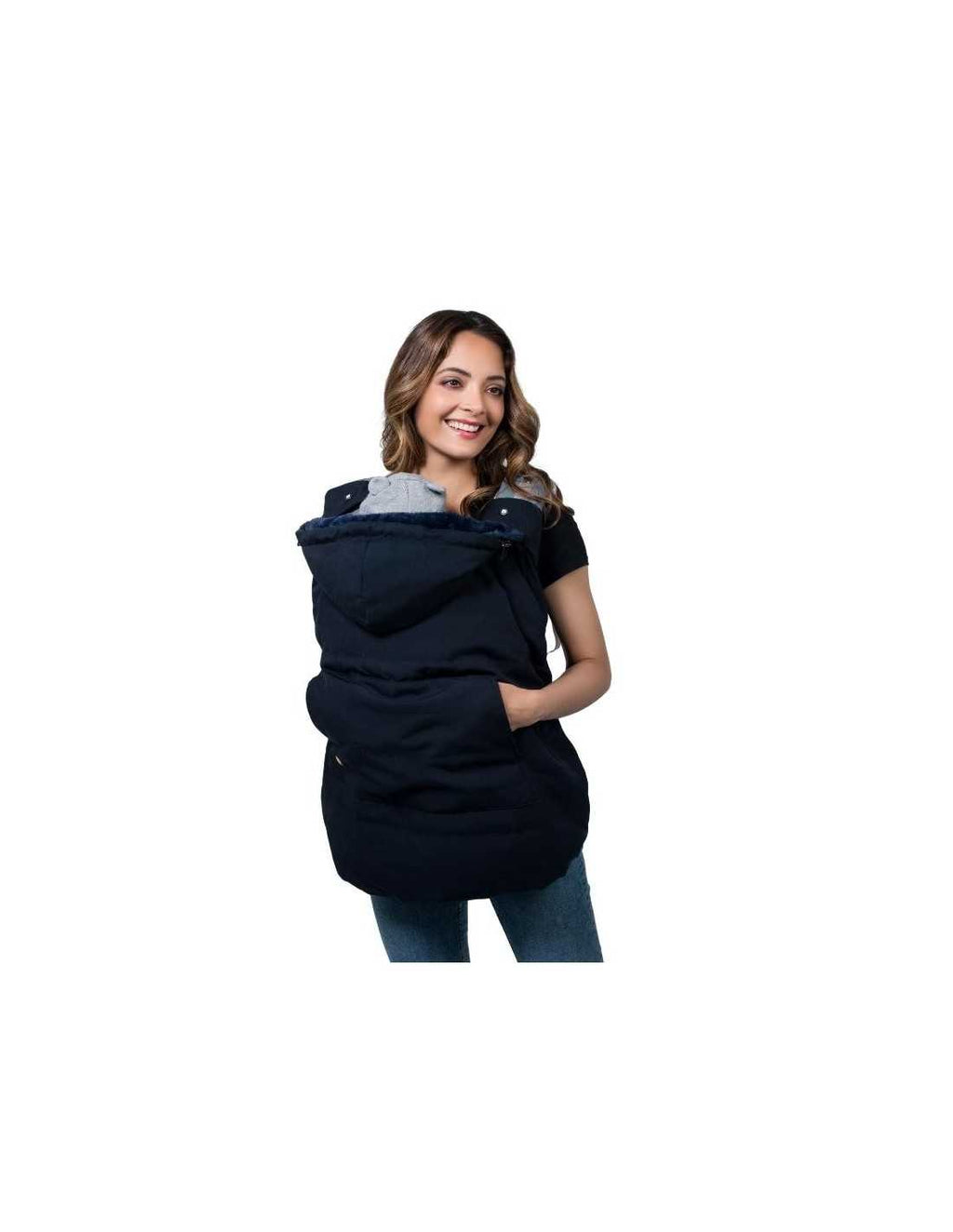 Mulher sorridente a usar a capa Wombat azul escura com capuz fofo, exibindo o bolso frontal para as mãos.