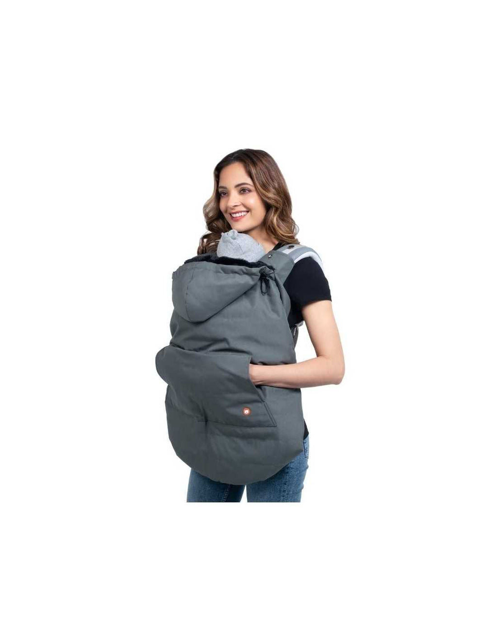 Mulher sorridente a usar a capa Wombat cinzenta com capuz e bolso para as mãos, isolando o bebé no porta-bebés.