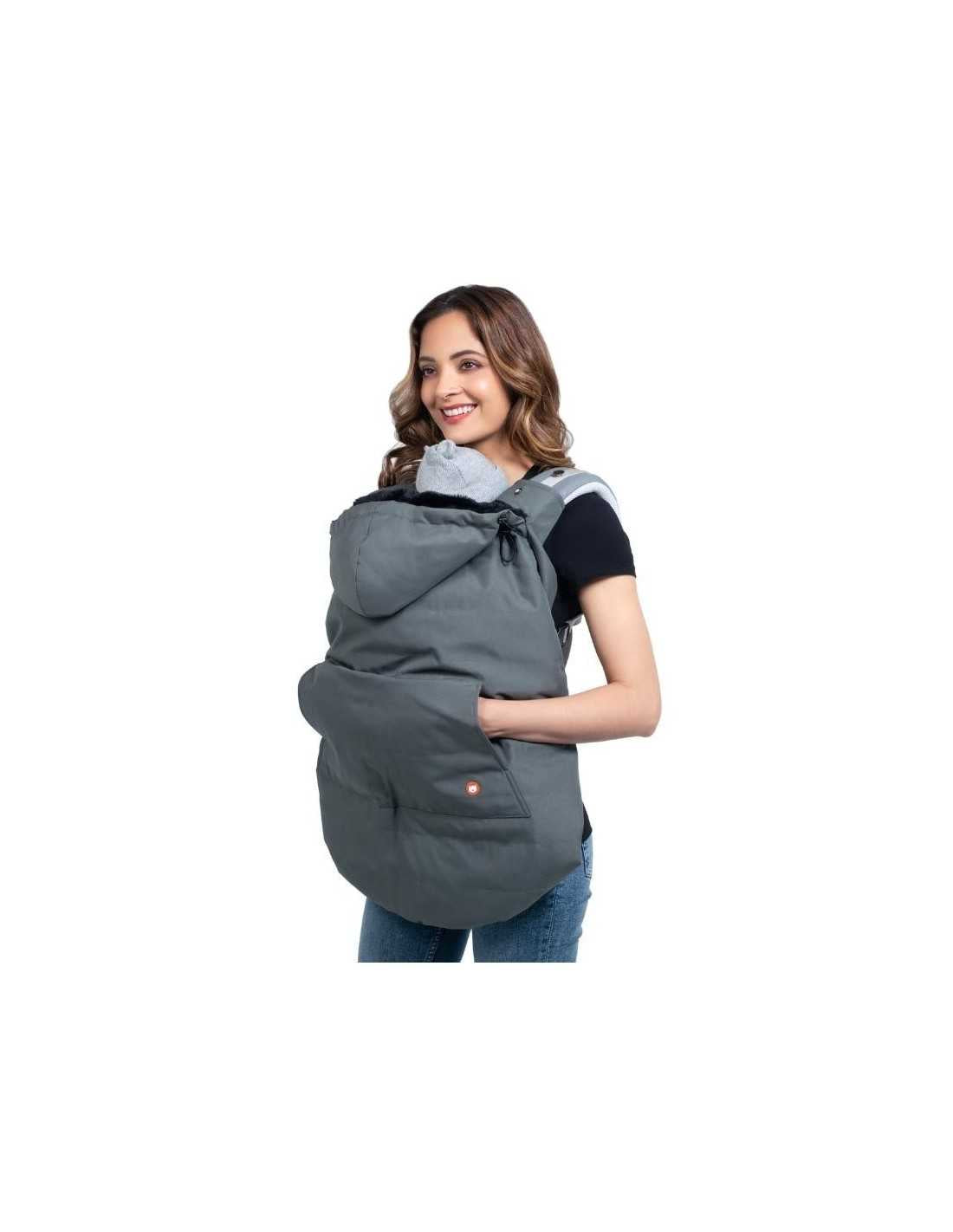 Mulher sorridente a usar a capa Wombat cinzenta com capuz e bolso para as mãos, isolando o bebé no porta-bebés.