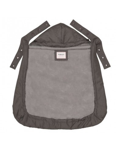 Capa Wombat preta para babywearing, ajustada a um porta-bebés frontal com um bebé, mostrando o capuz e o bolso para as mãos.
