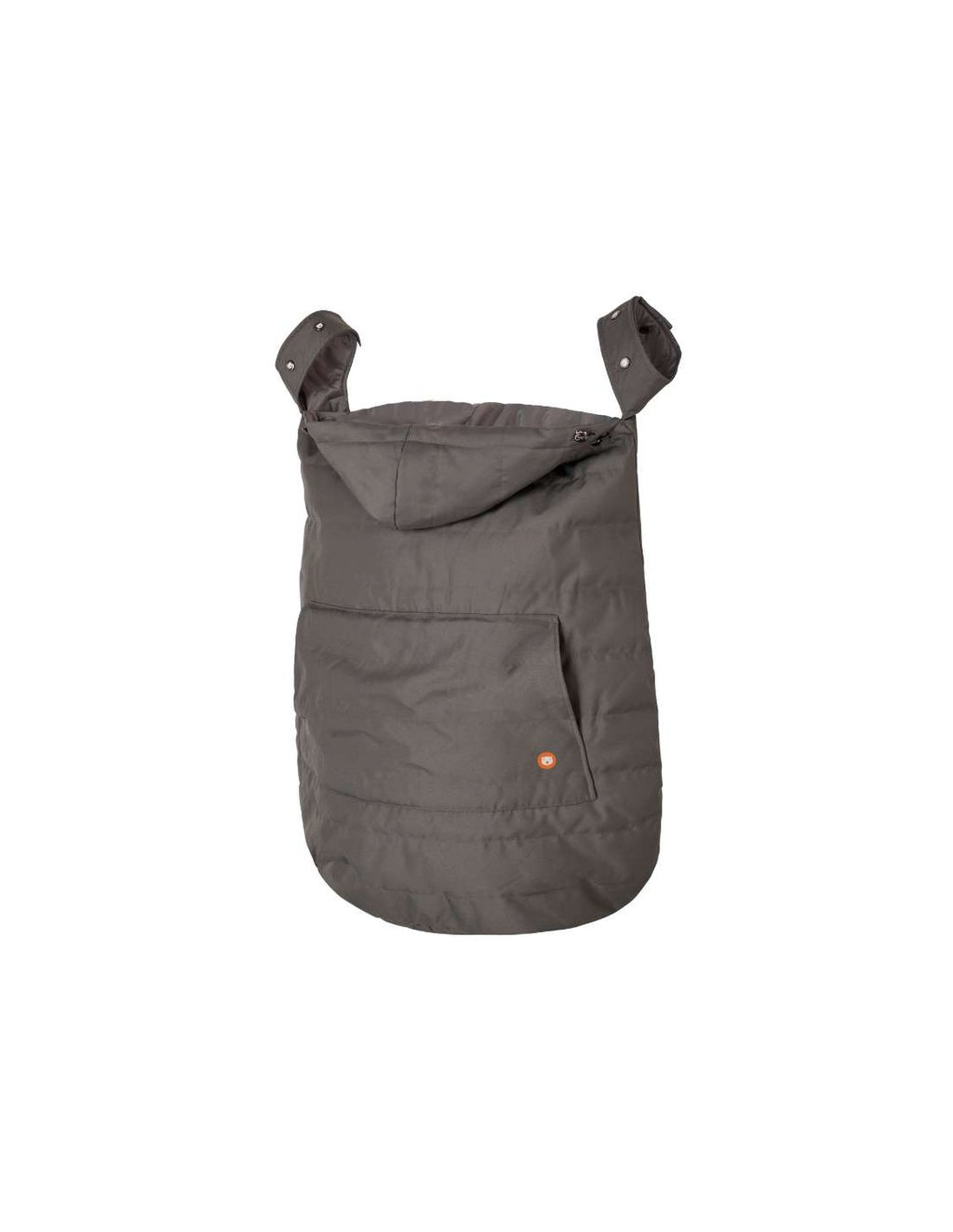 A Capa Wombat preta em uso, com o portador a colocar as mãos no bolso exterior acolchoado para aquecimento.