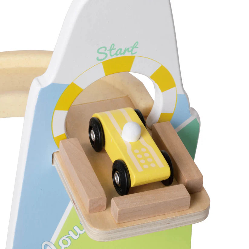 Detalhe de um carro de corrida amarelo na linha de partida da Classic World Pista na Montanha, com a palavra "Start".