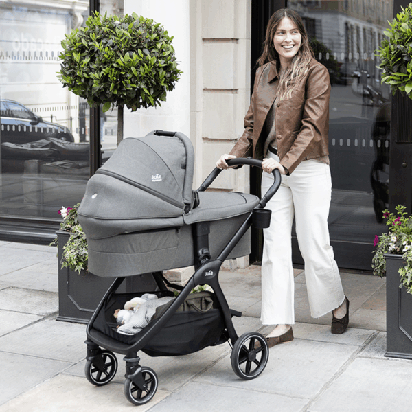 Joie DUO/TRIO  Carrinho de Passeio Compacto Valora SIGNATURE +alcofa ramble - até 22kg Ebony