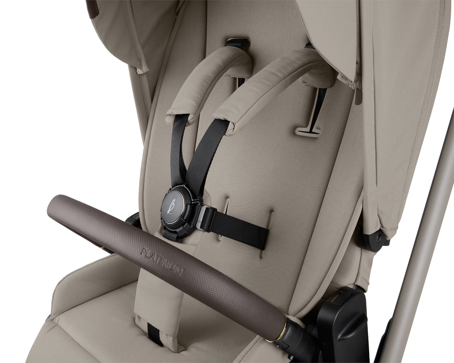 Detalhe do assento do carrinho Goya Platinum, focado no arnês de segurança de 5 pontos e na barra de proteção frontal com acabamento em pele sintética.