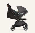 Carrinho de passeio Joie Pact PRO preto com cadeira auto (ovo) instalada, visto de lado.