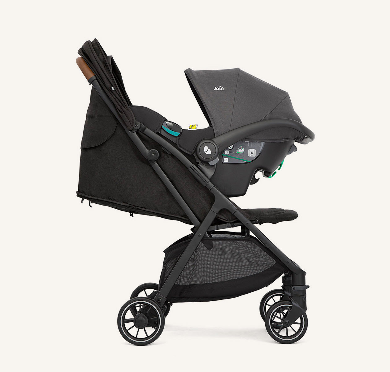 Carrinho de passeio Joie Pact PRO preto com cadeira auto (ovo) instalada, visto de lado.