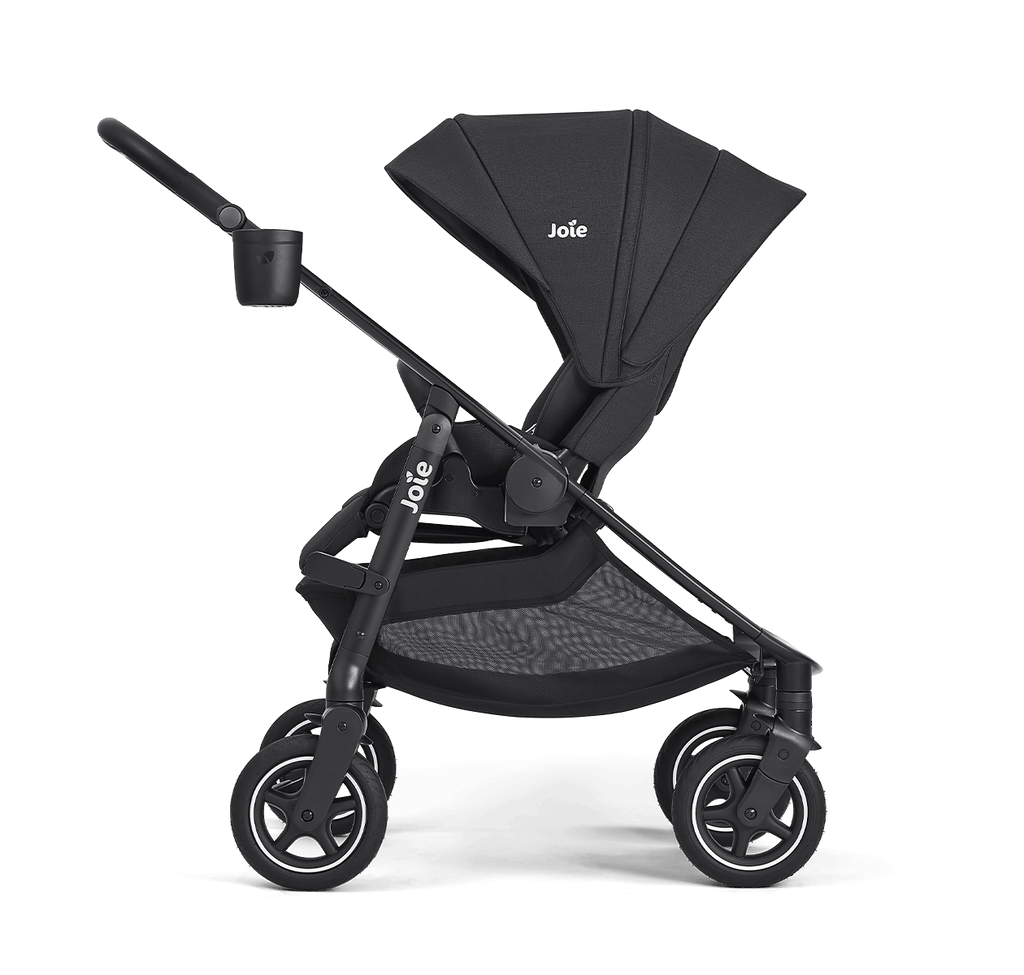 Vista lateral do carrinho Joie versadrift preto, com o assento numa posição intermédia e o capuz totalmente estendido.