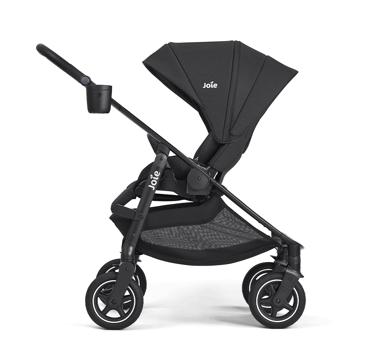 Vista lateral do carrinho Joie versadrift preto, com o assento numa posição intermédia e o capuz totalmente estendido.