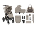 Imagem de conjunto do carrinho KikkaBoo Goya Platinum com todos os acessórios incluídos: chassis, assento, capazo, mala de maternidade, cobre-pés, porta-copos e adaptadores. Cor bege/castanho.