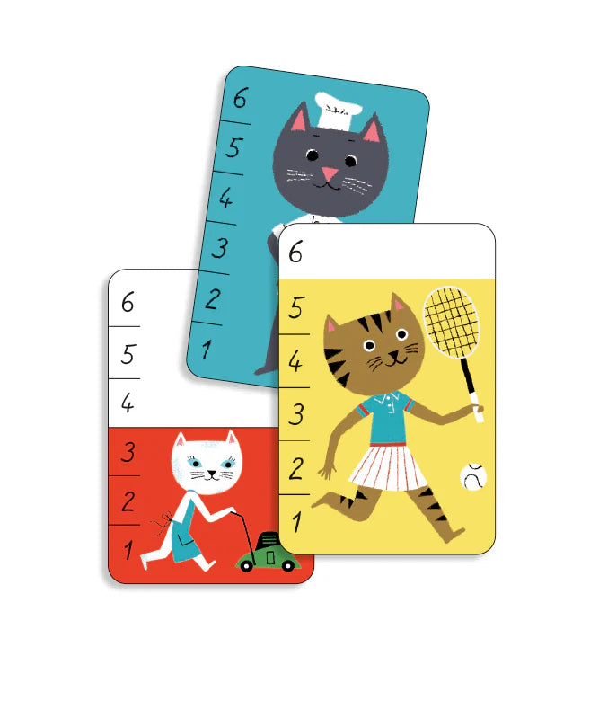 Três cartas do jogo Bata-Miaou em primeiro plano, exibindo diferentes gatos com escalas de pontuação de 1 a 6.