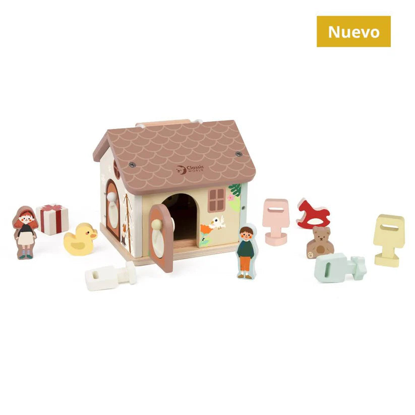 Imagem frontal da Classic World Casa de Encaixes de madeira, com telhado castanho e paredes decoradas, rodeada pelas suas chaves e figuras de personagens como um menino, uma menina e um pato.