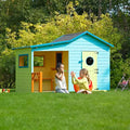 Casinha Hacienda pintada em tons de azul e verde, com crianças a brincar no alpendre e a interagir com as janelas.