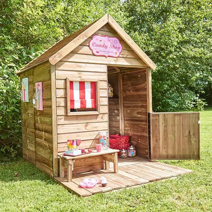 Casinha em madeira Heidi com terraço e banco, feita em madeira tratada, com meia porta e janela lateral para um espaço de brincadeira acolhedor.