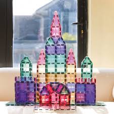 Castelo construído com peças magnéticas CleverClixx pastel num ambiente interior junto a uma janela.
