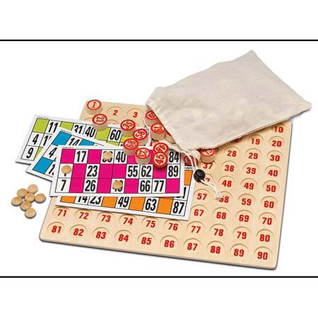 Componentes do Cayro Bingo XXL espalhados: tabuleiro, cartelas coloridas, marcadores de madeira e saco para guardar os números.