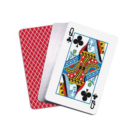 Detalhe de uma carta de poker Cayro 100% plástico, mostrando a qualidade e o design da carta da Dama de Paus.