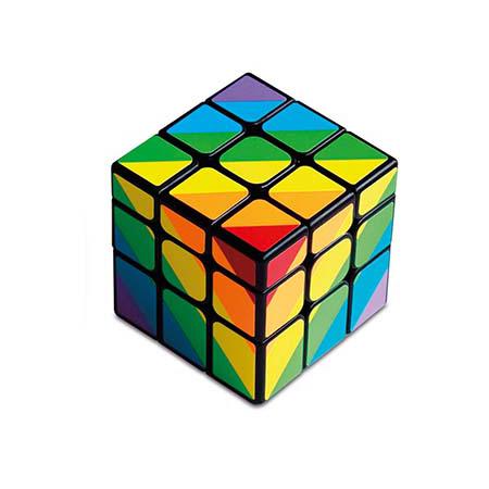 Close-up do Cubo 3X3 Unequal da Cayro, destacando as diferentes formas e cores das peças do puzzle.