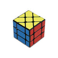 Detalhe do Cubo 3X3 Yileng Fisher da Cayro, destacando as cores amarelo, azul e vermelho e a sua forma irregular.