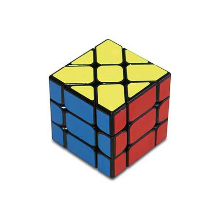 Detalhe do Cubo 3X3 Yileng Fisher da Cayro, destacando as cores amarelo, azul e vermelho e a sua forma irregular.